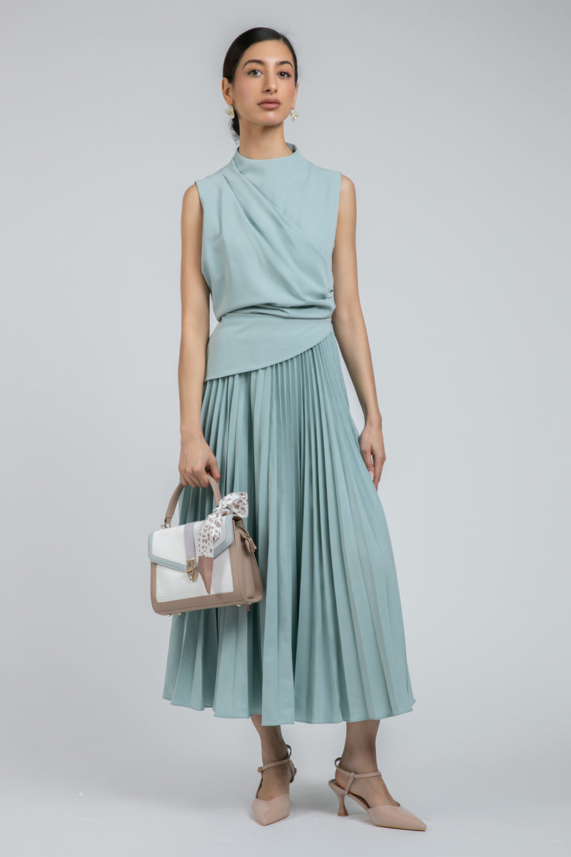 فستان ميدي بكسرات وتفاصيل لف