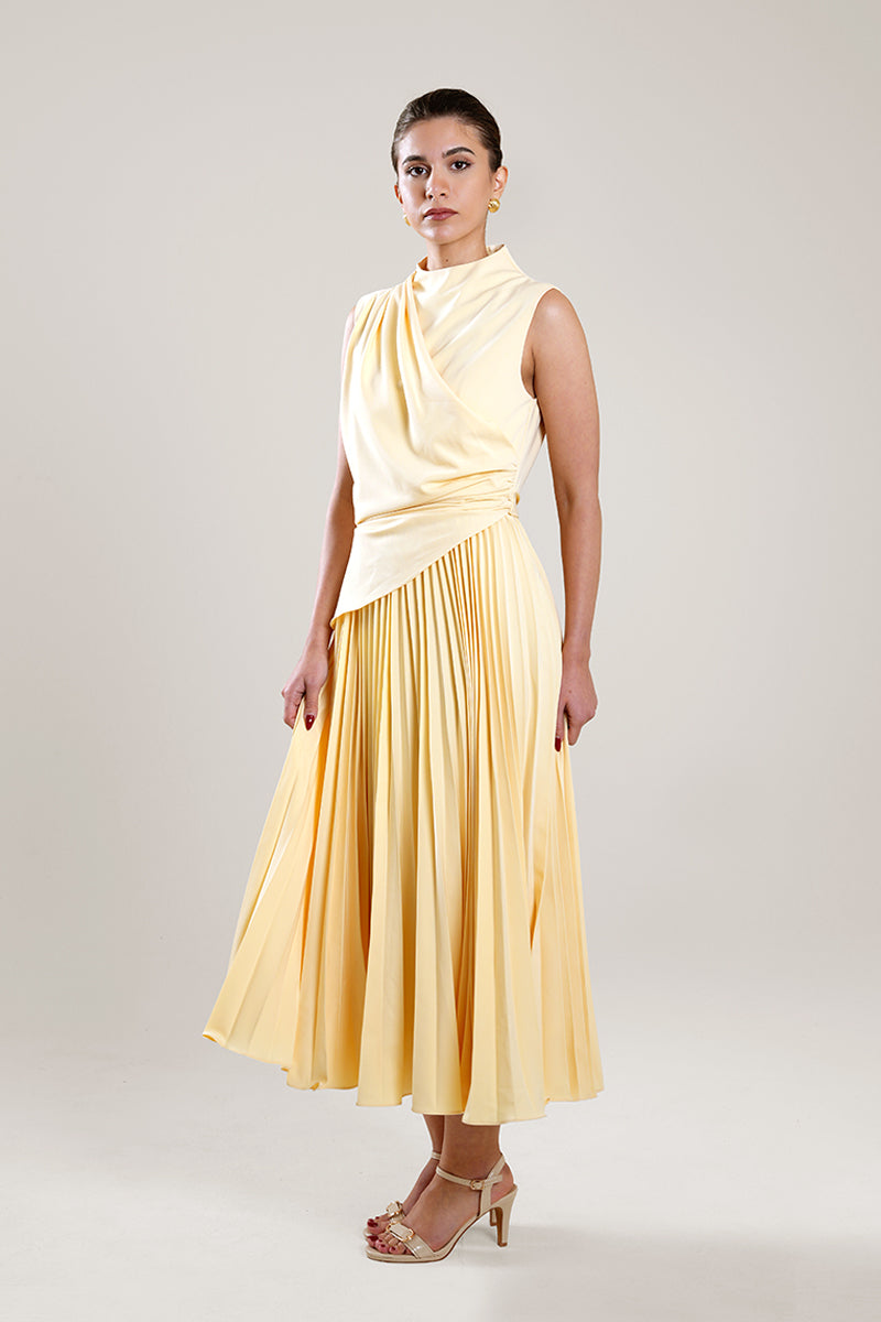 فستان ميدي بكسرات وتفاصيل لف