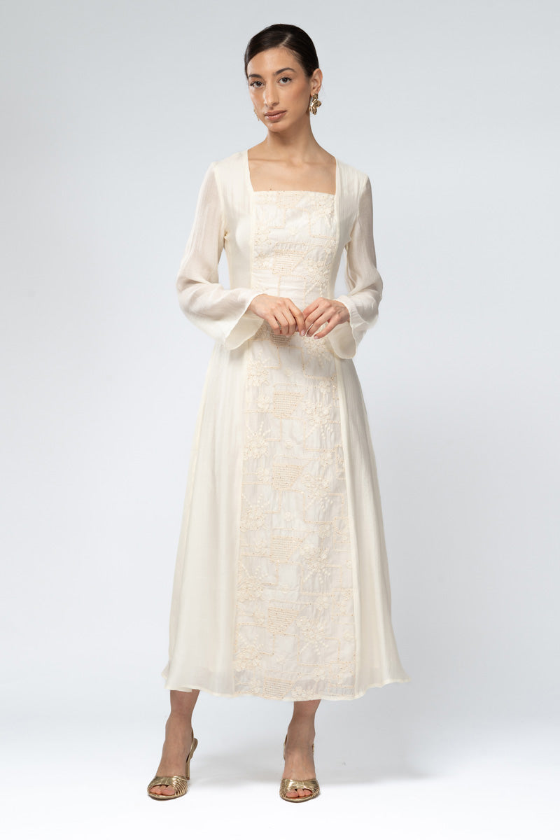 فستان طويل بتفاصيل مطرزة