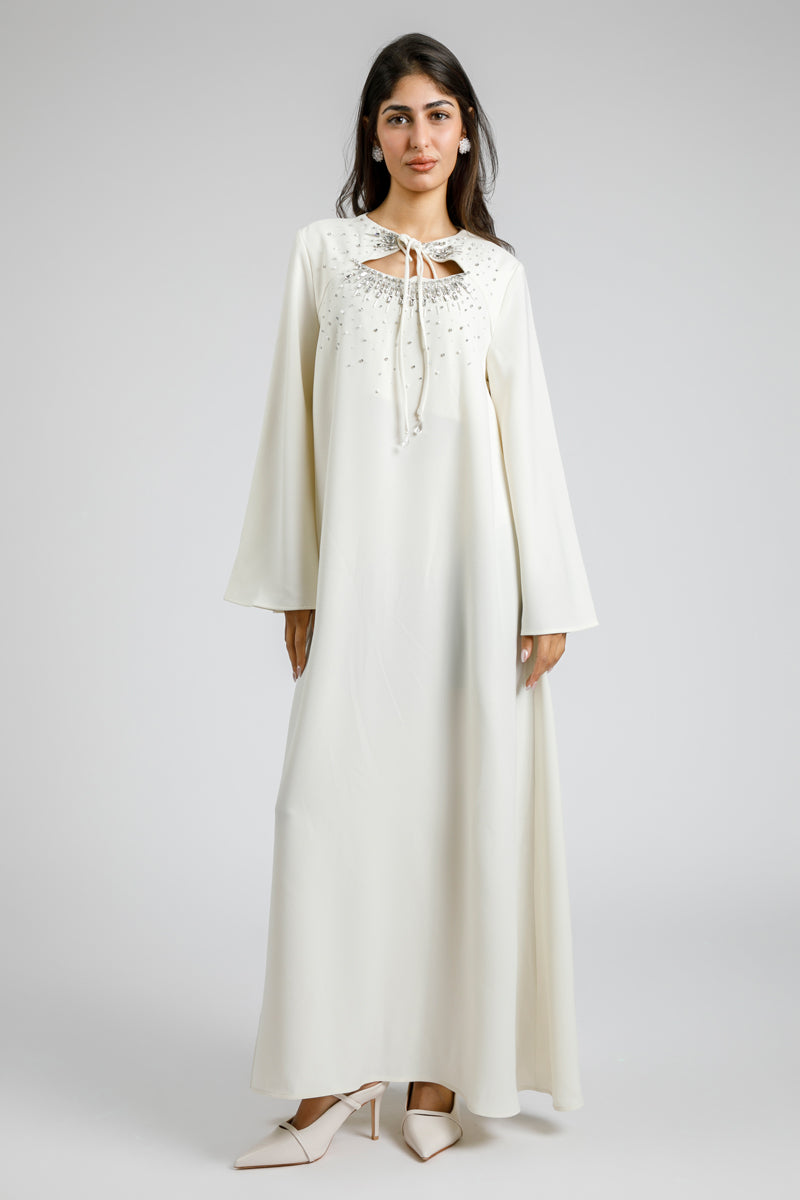 فستان ماكسي بياقة رباط وتفاصيل ناعمة