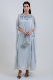 فستان ماكسي بكاب متصل وتطريز عند الياقة