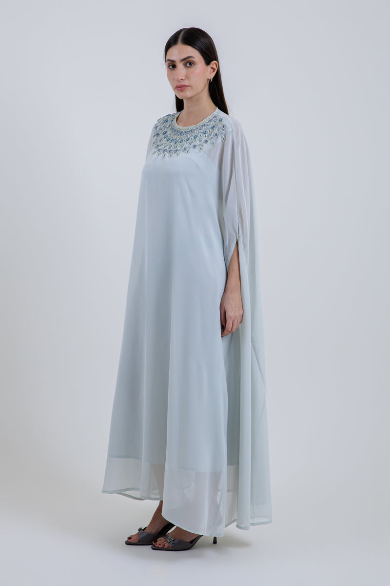 فستان ماكسي بكاب متصل وتطريز عند الياقة