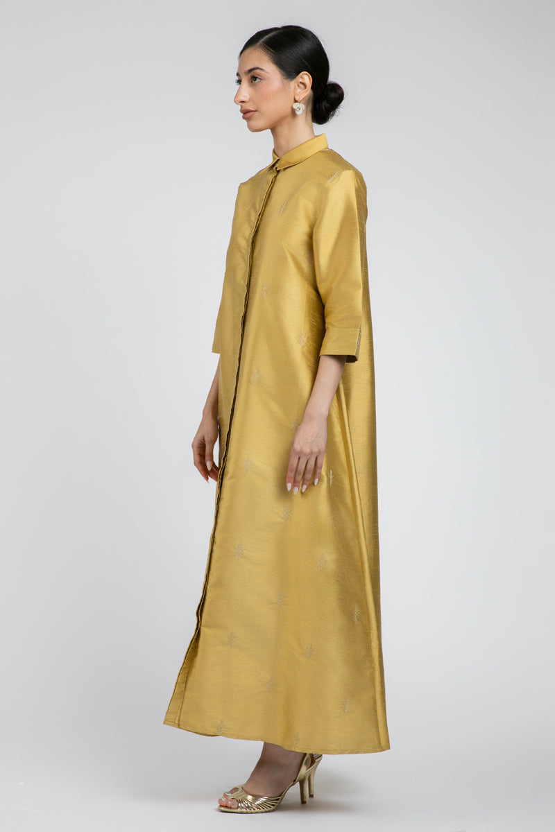 فستان ماكسي بقصة قميص مع تطريز ناعم