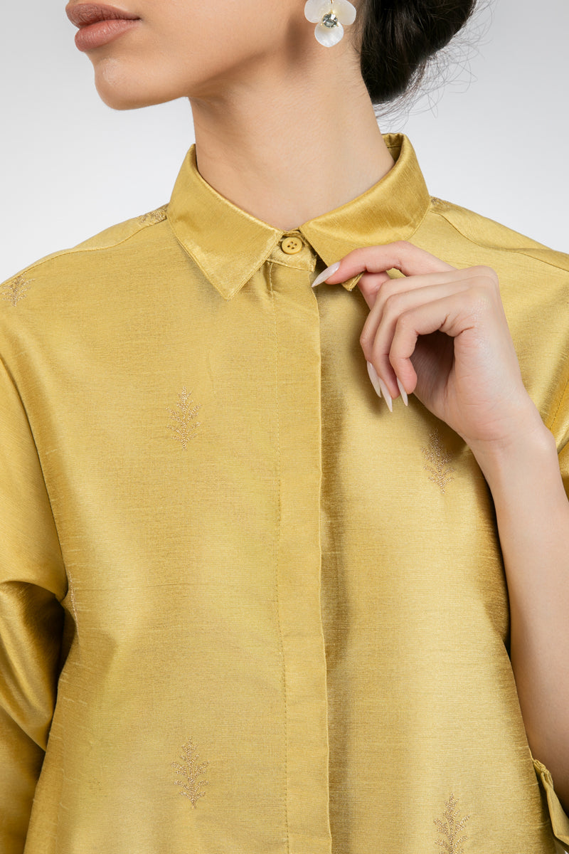 فستان ماكسي بقصة قميص مع تطريز ناعم