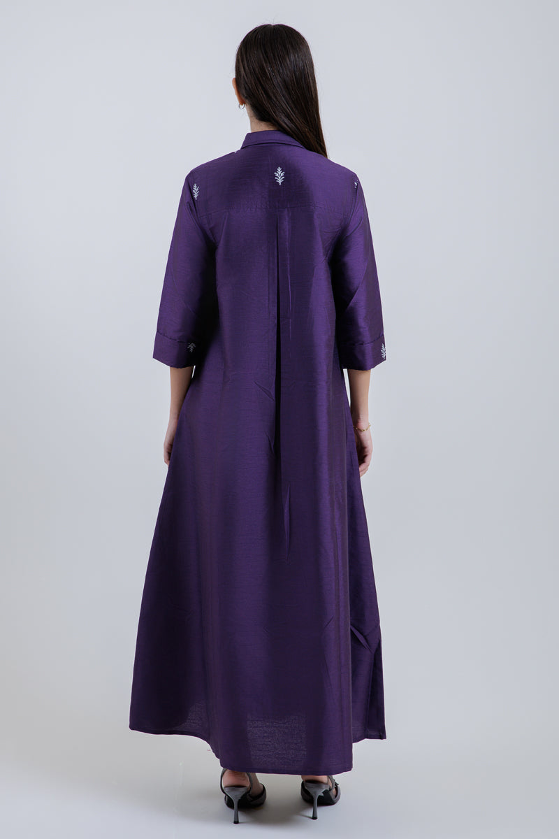 فستان ماكسي بقصة قميص مع تطريز ناعم