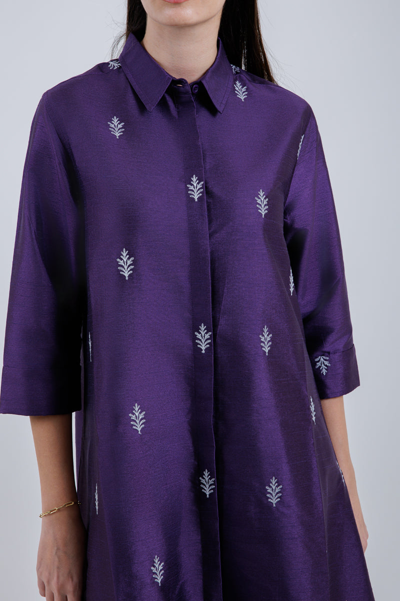 فستان ماكسي بقصة قميص مع تطريز ناعم