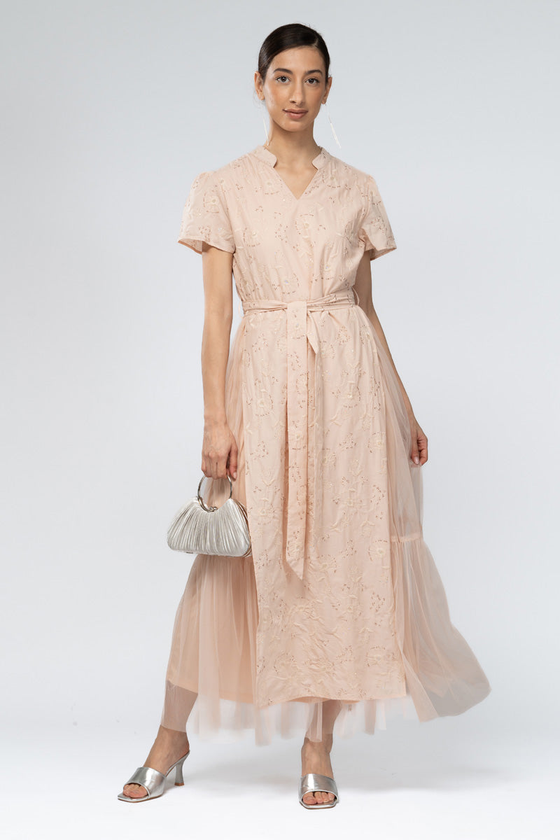 فستان مطرز بحزام وقماش تول انسيابي