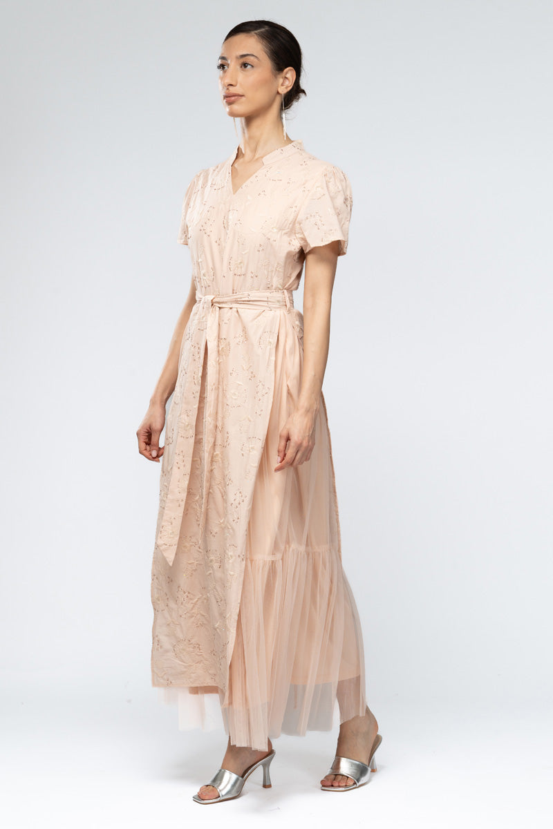 فستان مطرز بحزام وقماش تول انسيابي