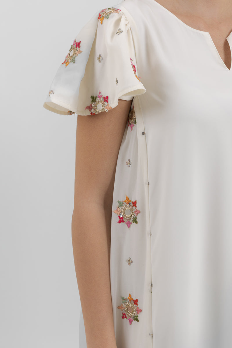 فستان ماكسي بقصة مريحة وتطريز جانبي