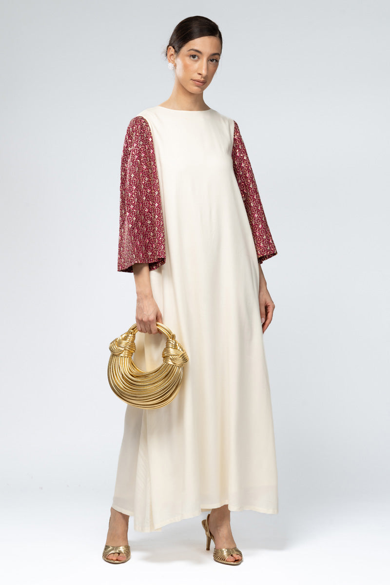 فستان انسيابي بأكمام بنقشة مميزة