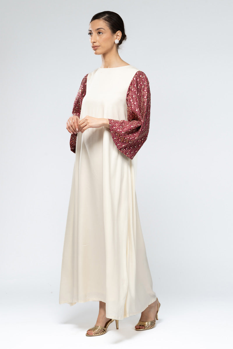 فستان انسيابي بأكمام بنقشة مميزة