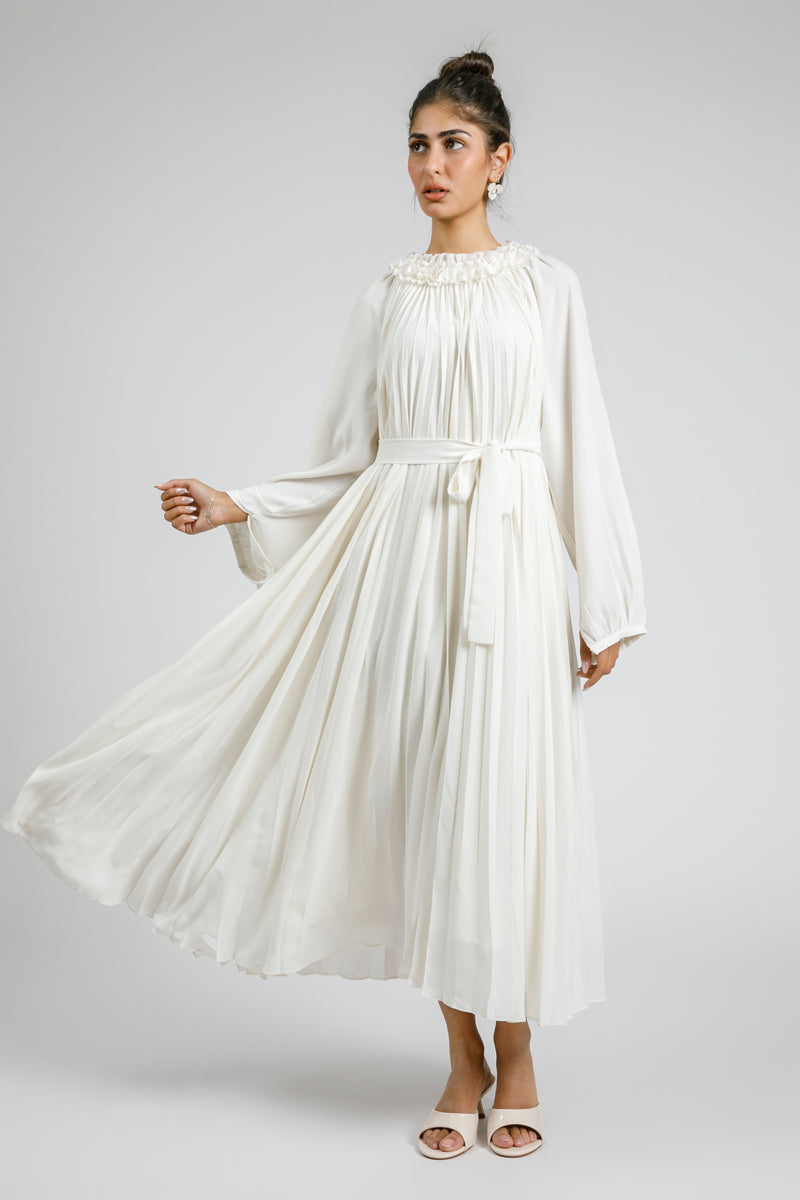 فستان بطيّات مع حزام ربط