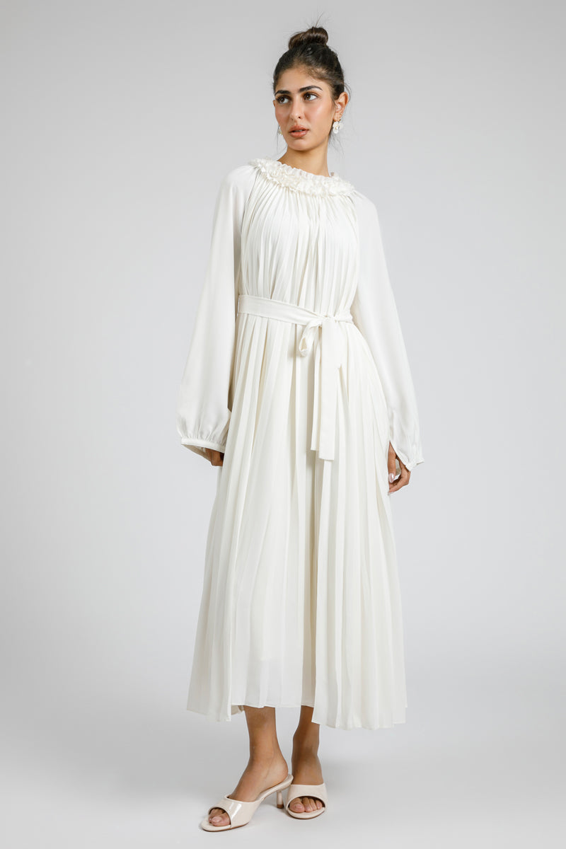 فستان بطيّات مع حزام ربط