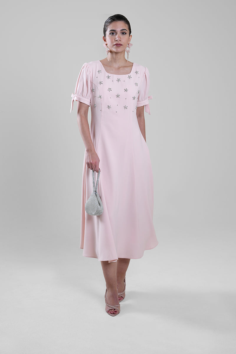 فستان ميدي مزين بتفاصيل تطريز