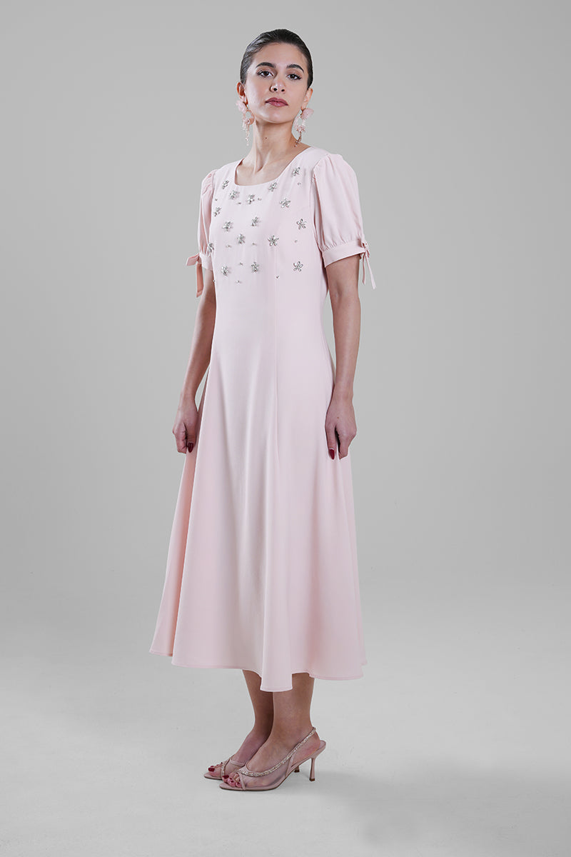 فستان ميدي مزين بتفاصيل تطريز