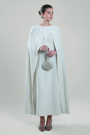 فستان طويل بتفاصيل مطرزة وطبقة كيب