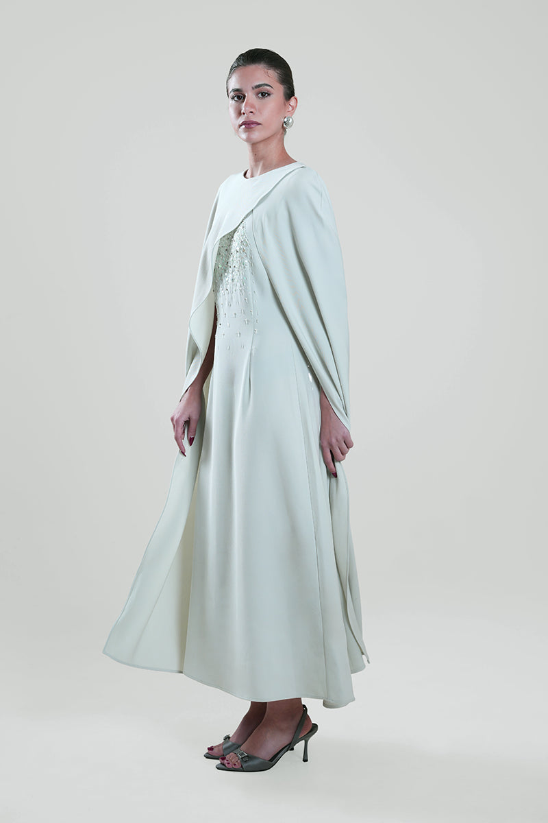 فستان طويل بتفاصيل مطرزة وطبقة كيب