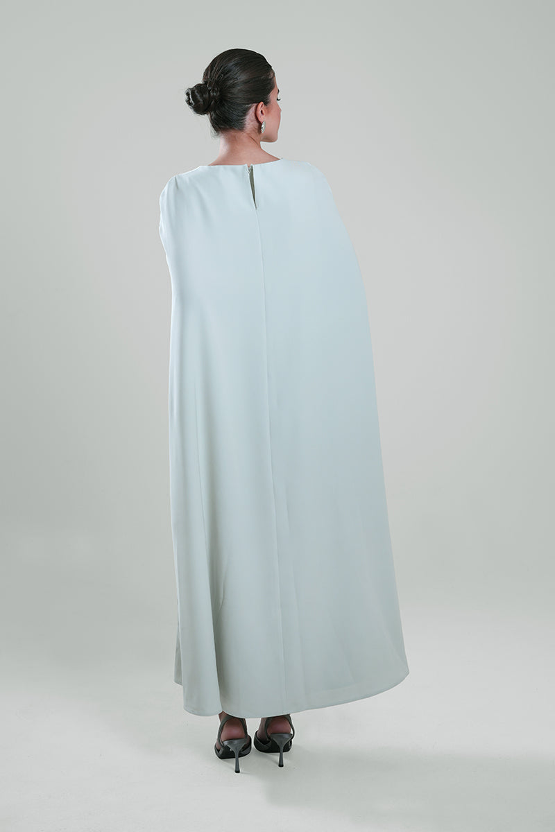 فستان طويل بتفاصيل مطرزة وطبقة كيب