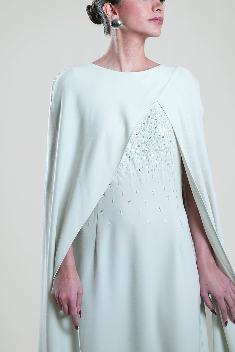 فستان طويل بتفاصيل مطرزة وطبقة كيب