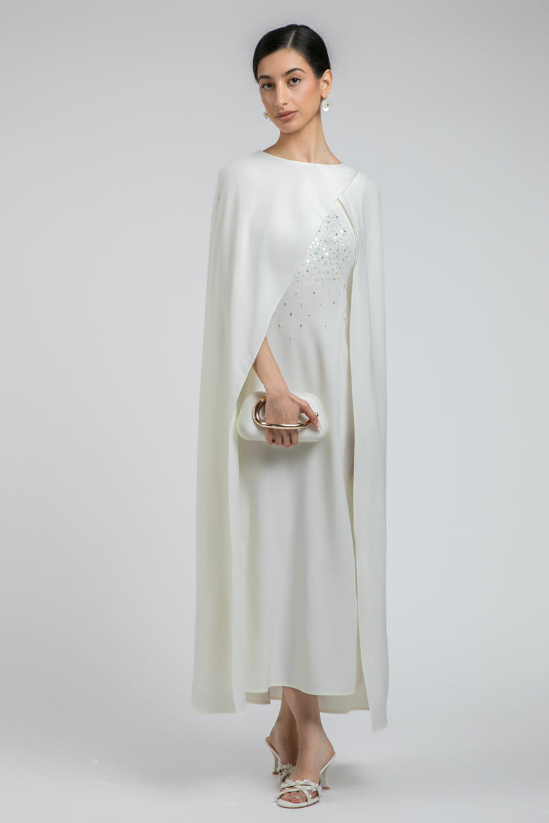 فستان طويل بتفاصيل مطرزة وطبقة كيب