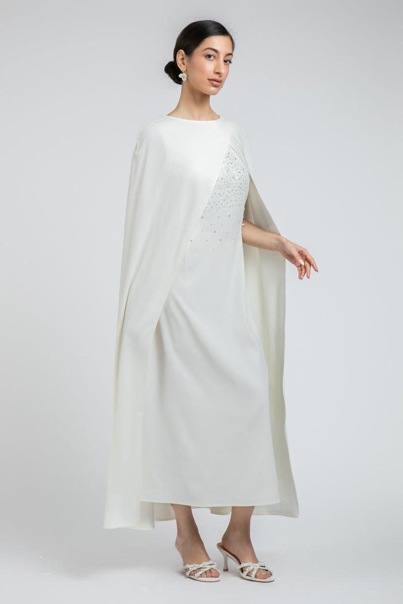 فستان طويل بتفاصيل مطرزة وطبقة كيب