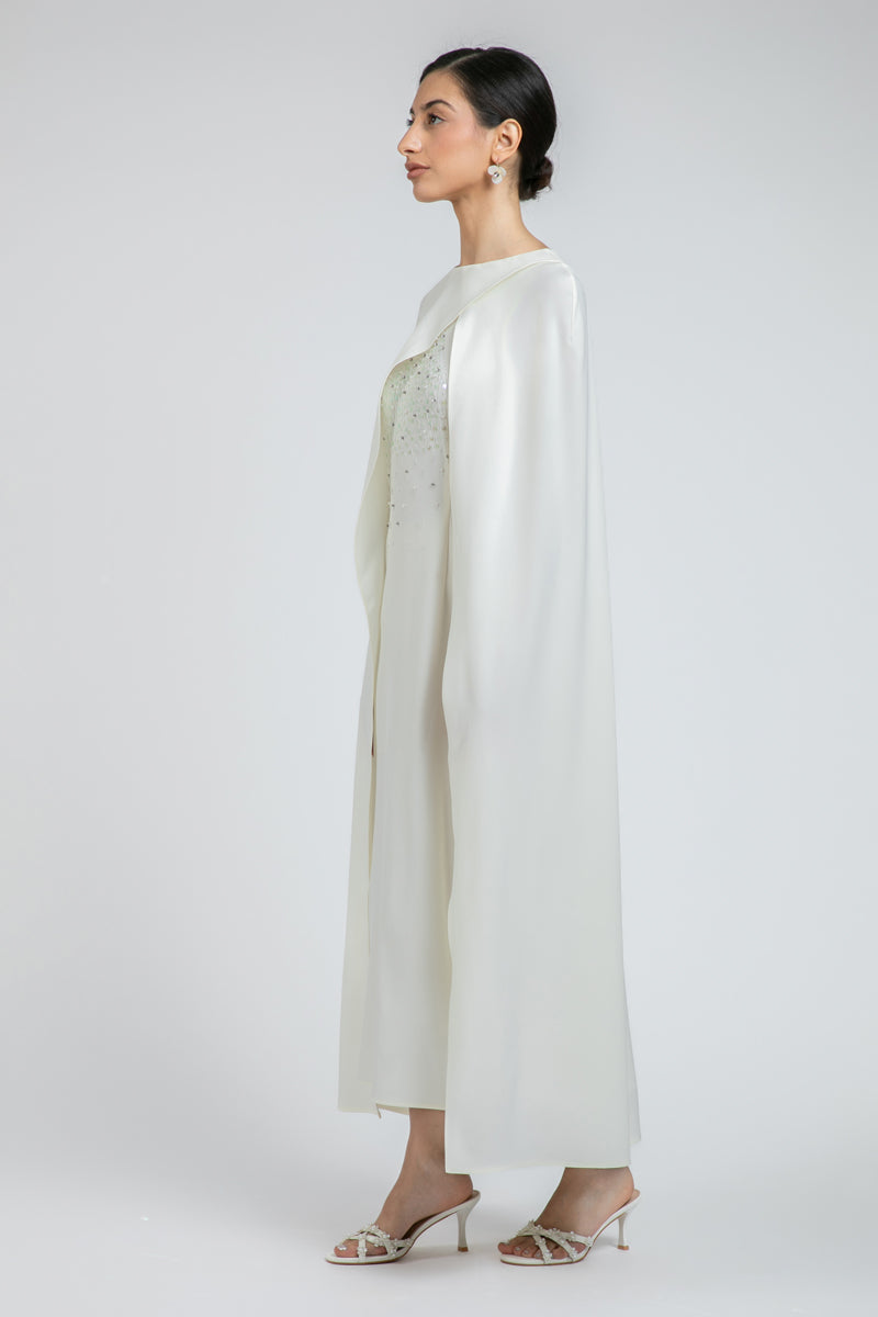 فستان طويل بتفاصيل مطرزة وطبقة كيب