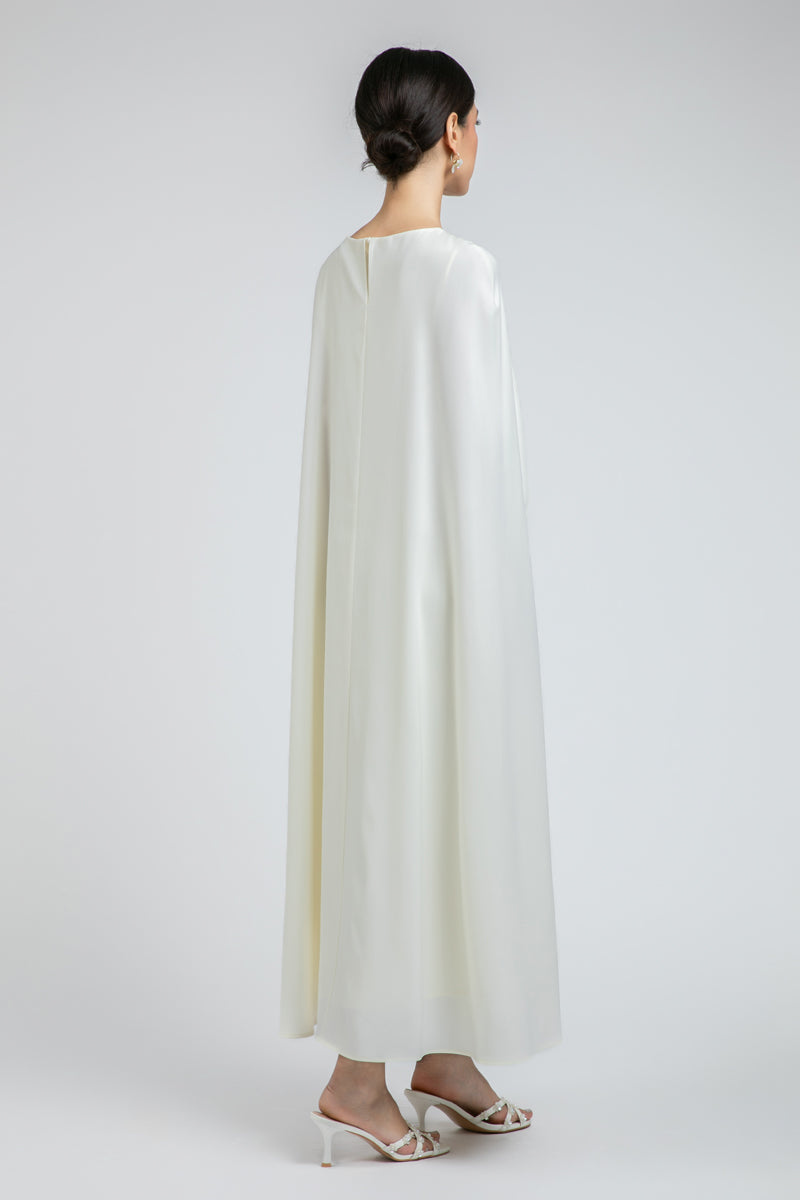 فستان طويل بتفاصيل مطرزة وطبقة كيب