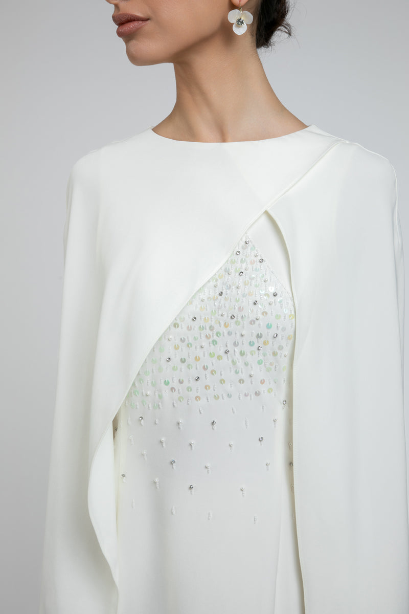 فستان طويل بتفاصيل مطرزة وطبقة كيب