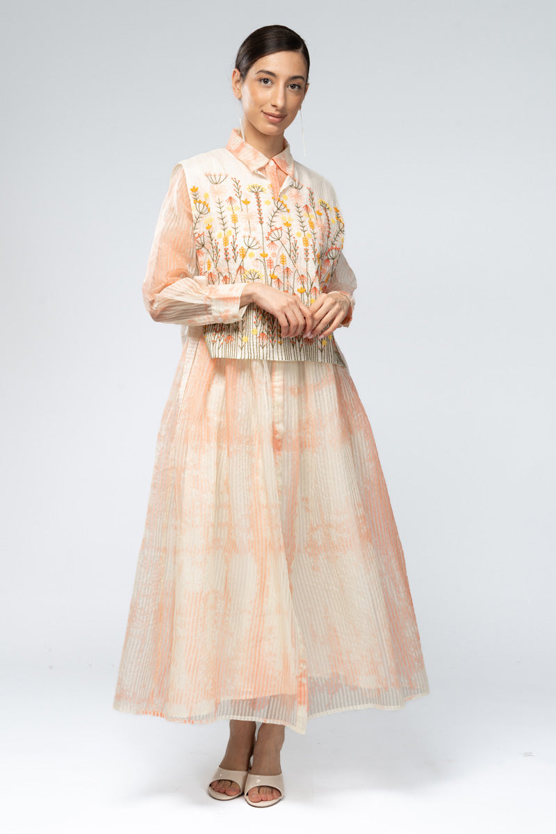 فستان طويل بطبقة مطرزة