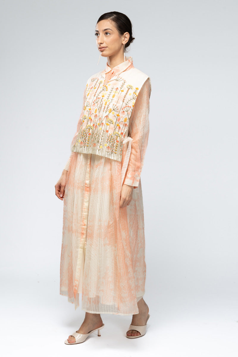 فستان طويل بطبقة مطرزة