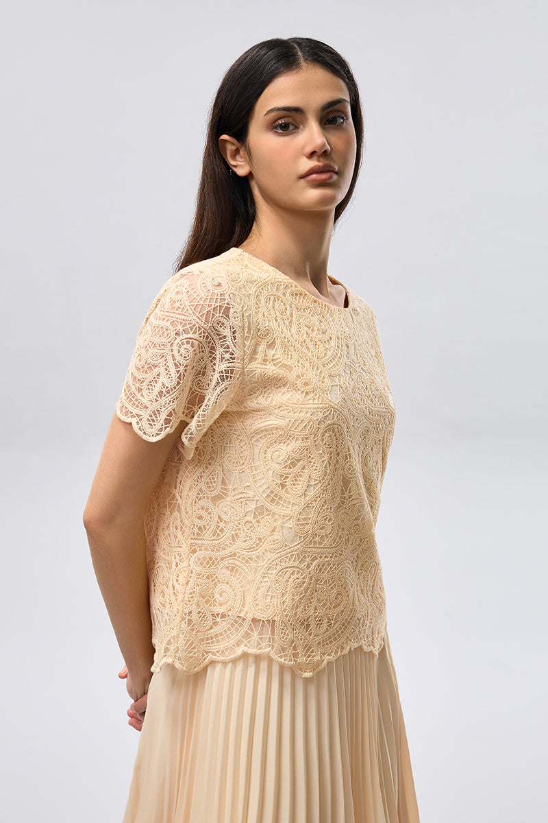 توب دانتيل بأكمام قصيرة