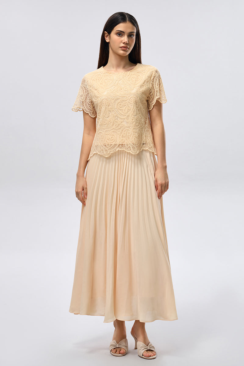 تنورة ماكسي بكسرات وقصّة انسيابية