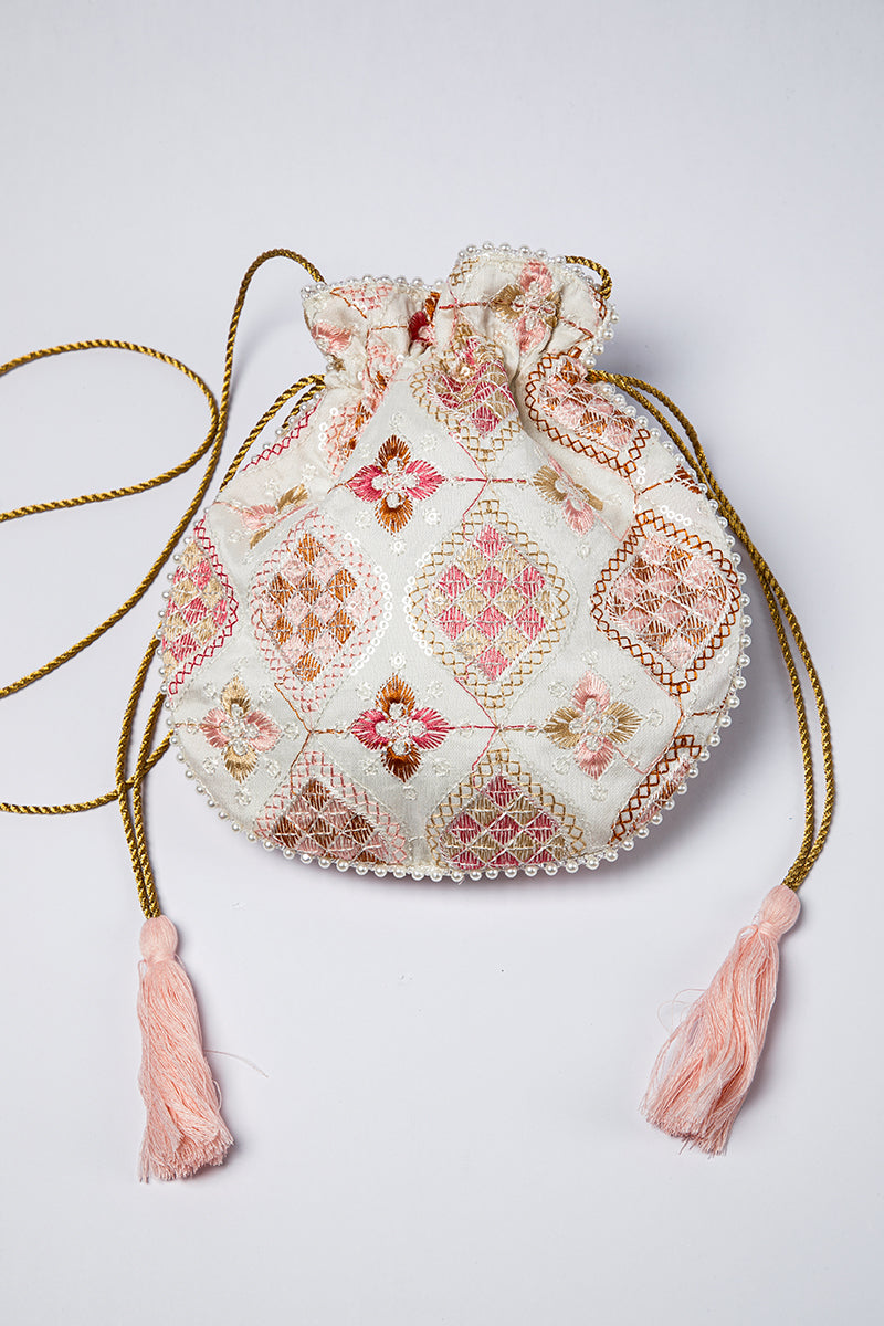 حقيبة يد مطرزة برباط سحب مع شراشيب