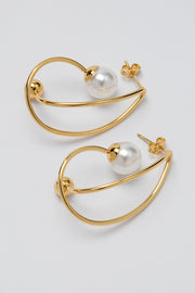 أقراط بشكل هندسي مزينة بلؤلؤ