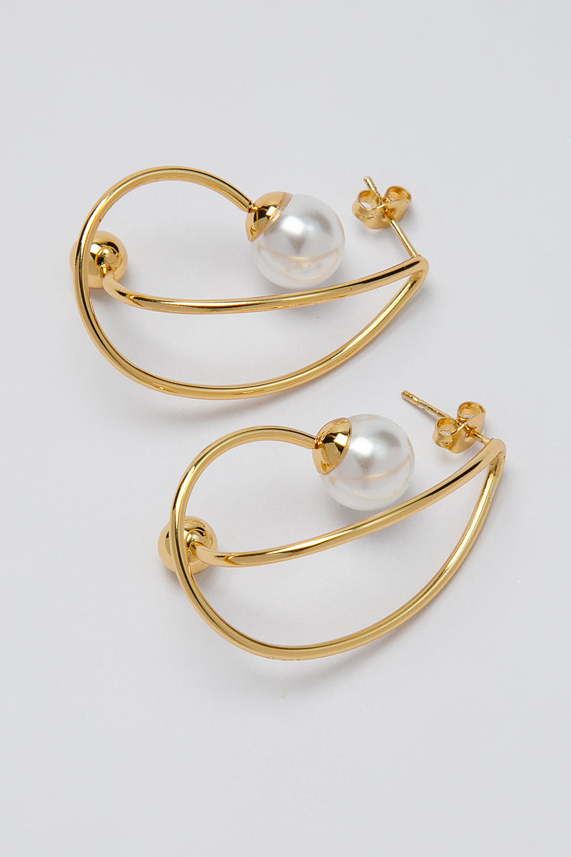 أقراط بشكل هندسي مزينة بلؤلؤ