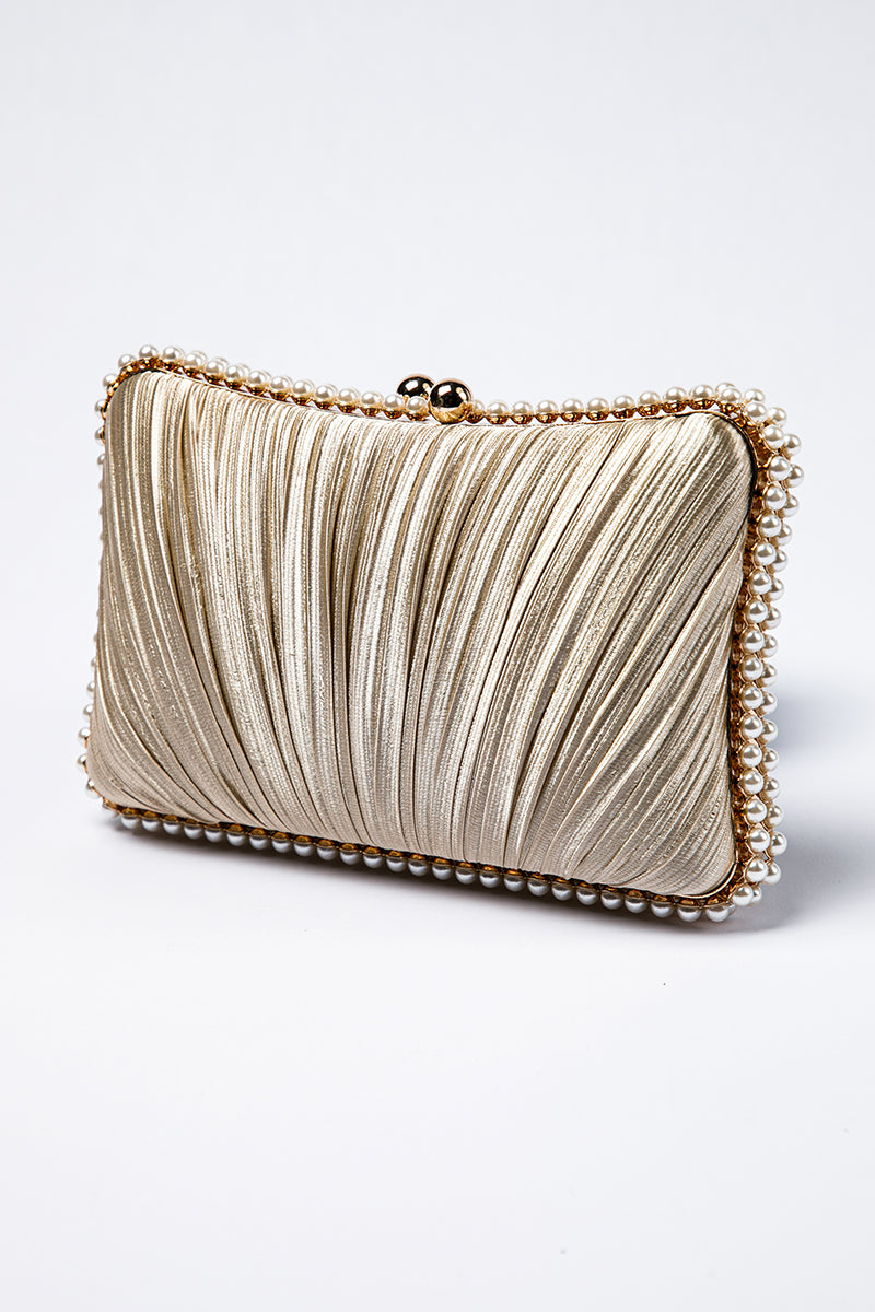 شنطة كلتش مزخرفة بثنيات وحواف لؤلؤية