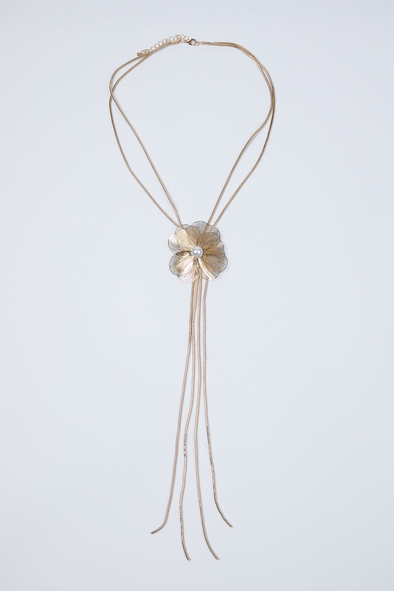 عقد بطبقات مع قلادة زهرة