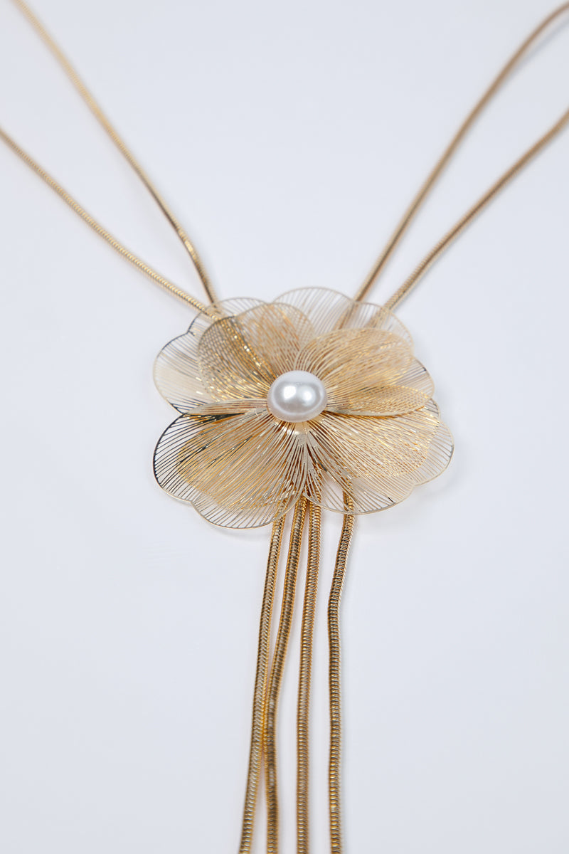 عقد بطبقات مع قلادة زهرة