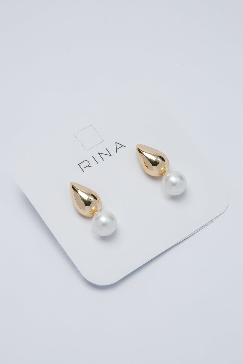 أقراط لؤلؤ متدلية بلمسة ذهبية