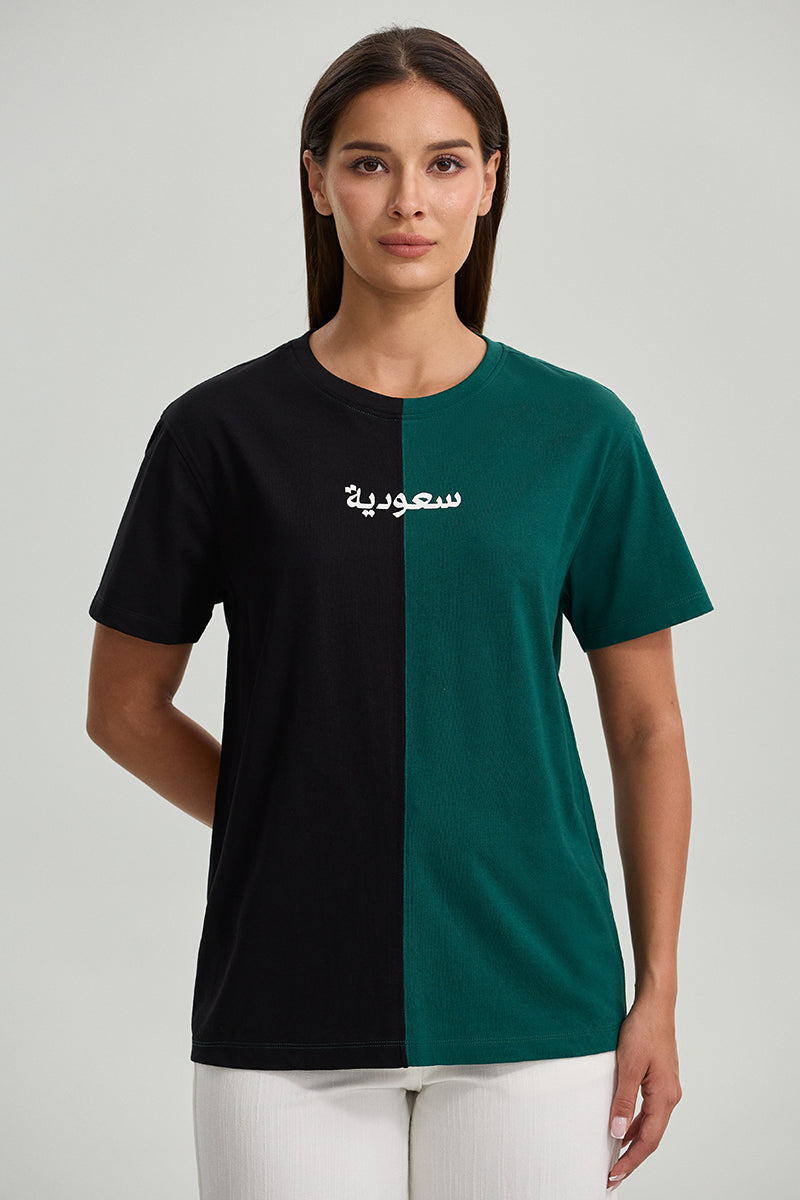 تيشيرت بتصميم مقسم وكتابة عربية