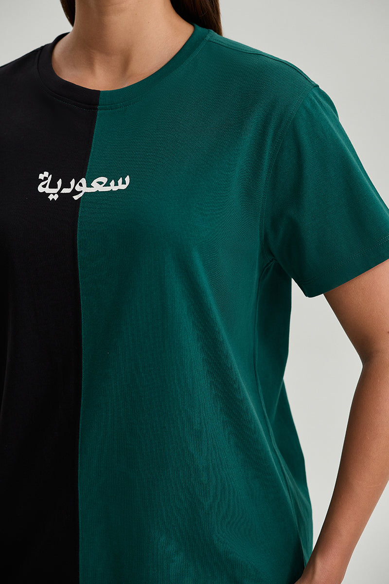 تيشيرت بتصميم مقسم وكتابة عربية