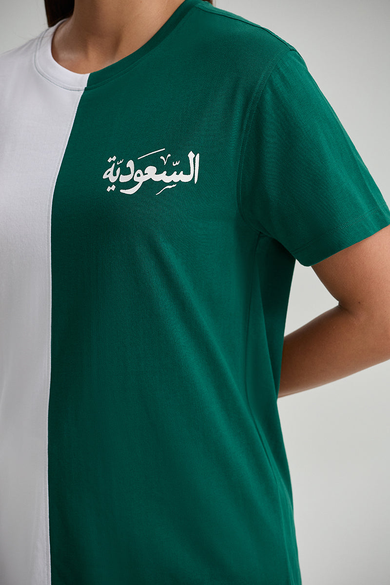 تيشيرت بتصميم مقسم وكتابة سعودية