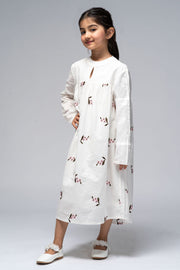 فستان مطرز بقصة واسعة