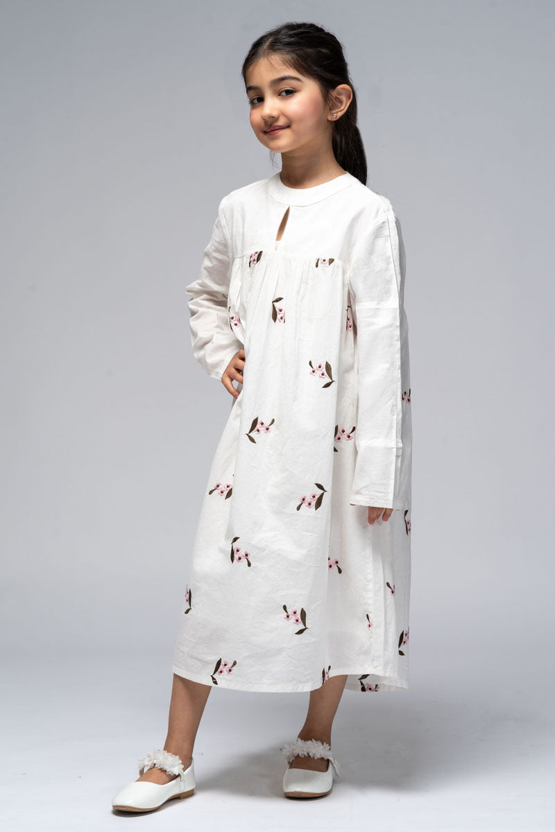 فستان مطرز بقصة واسعة