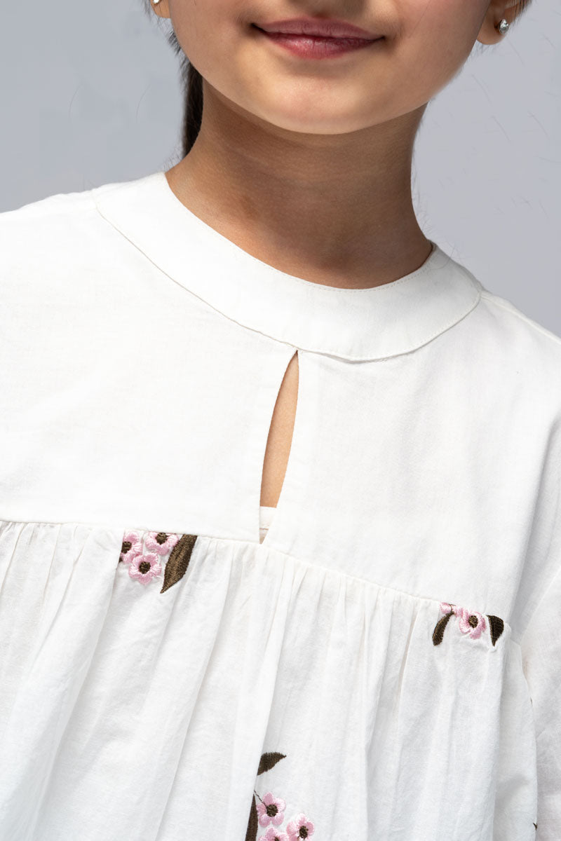 فستان مطرز بقصة واسعة