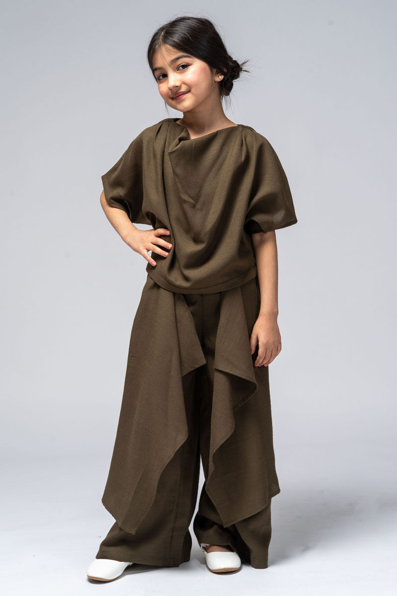 بنطلون واسع بتصميم طبقات وانسيابية