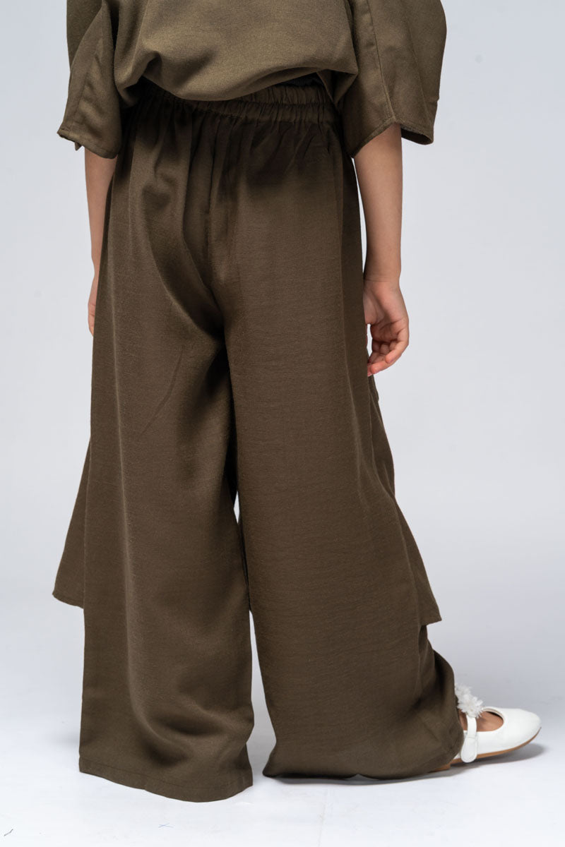 بنطلون واسع بتصميم طبقات وانسيابية