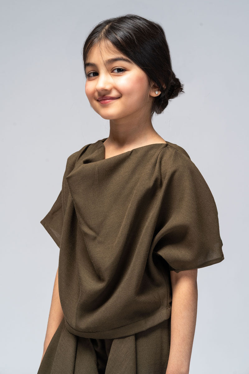 بلوزة واسعة بأكمام قصيرة