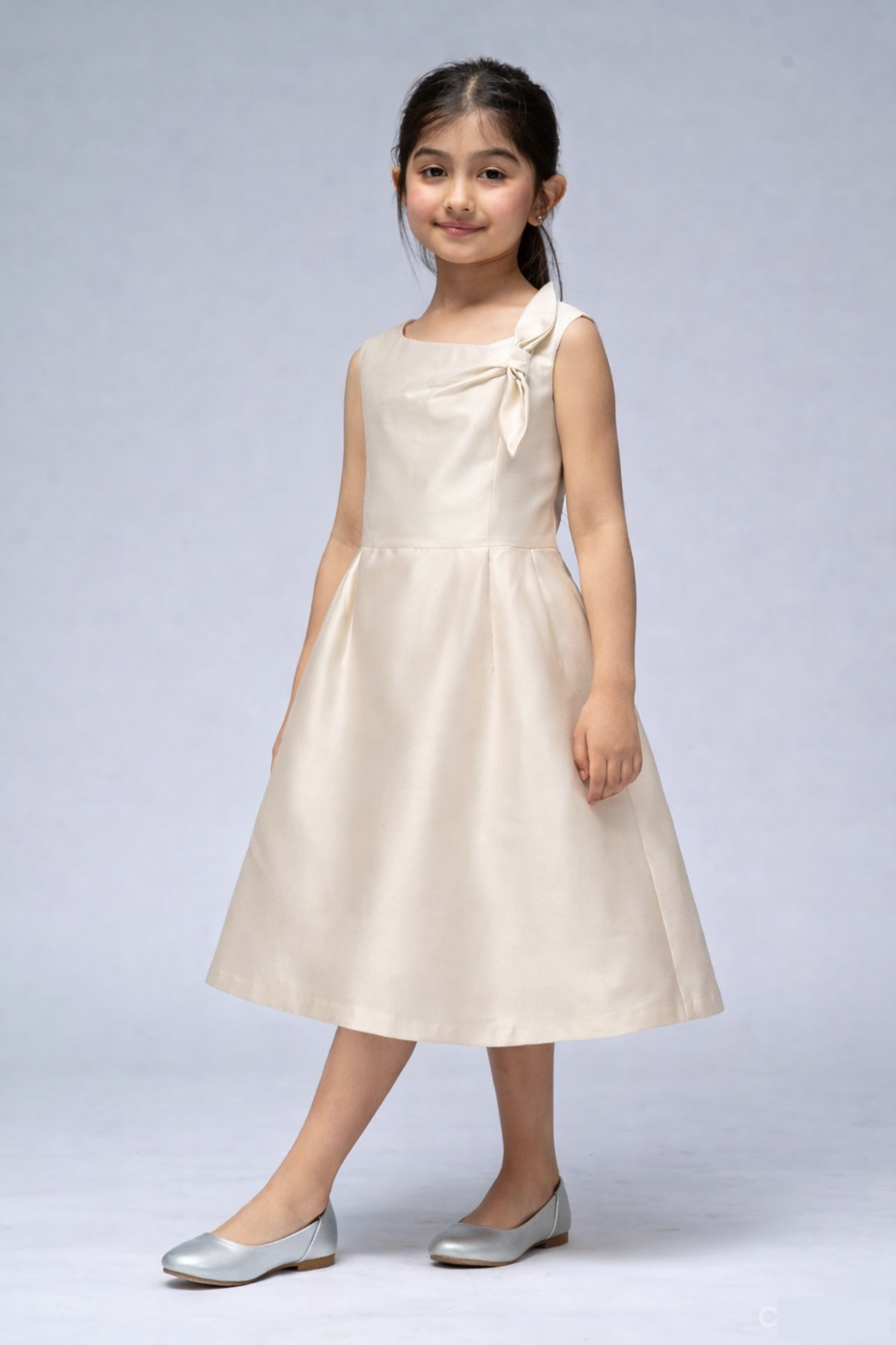 فستان بدون اكمام بتصميم ياقة غير متماثلة