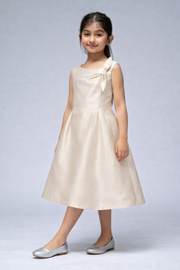 فستان بدون اكمام بتصميم ياقة غير متماثلة